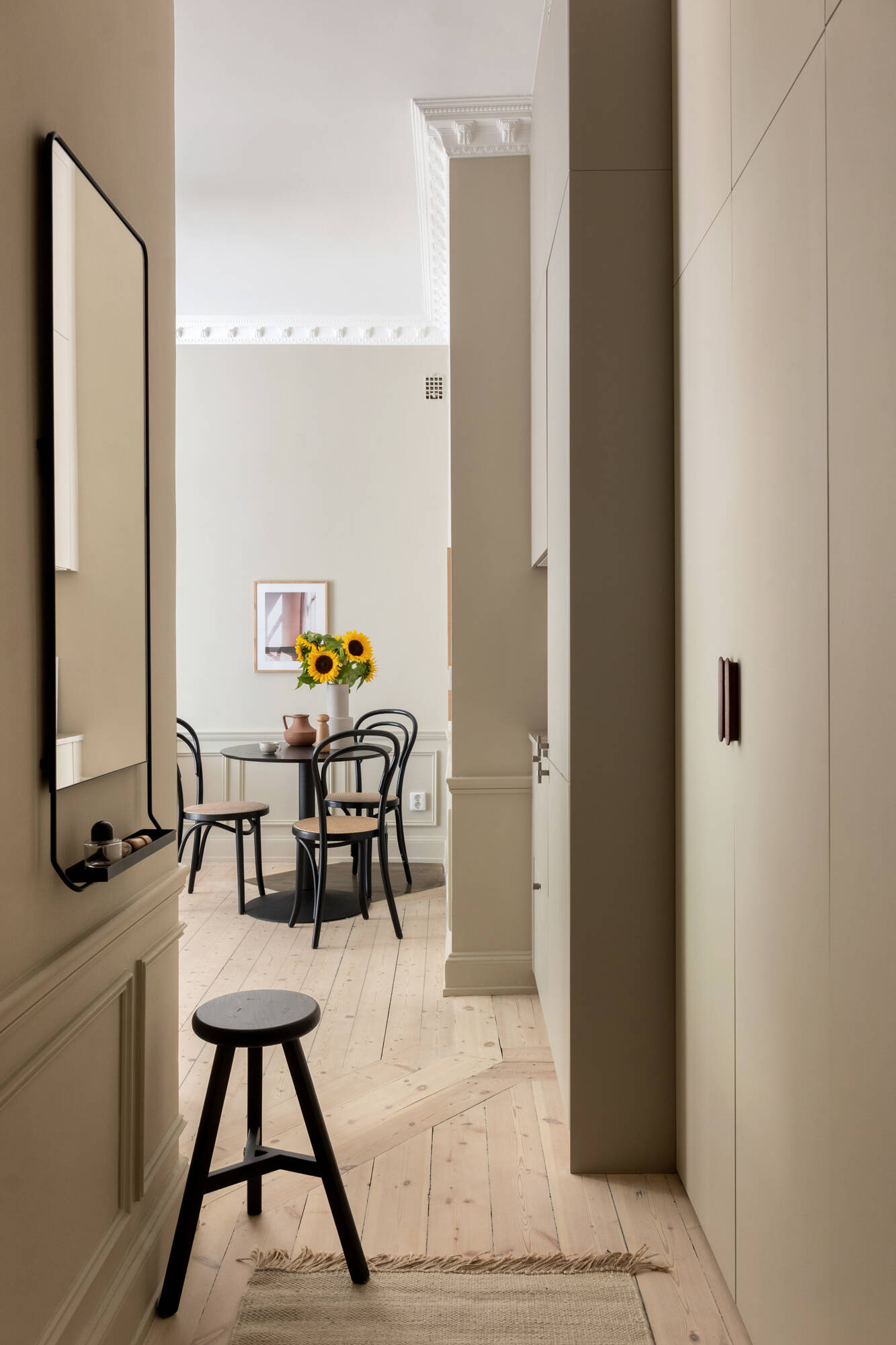 entrée décoration contemporaine appartement avec moulures