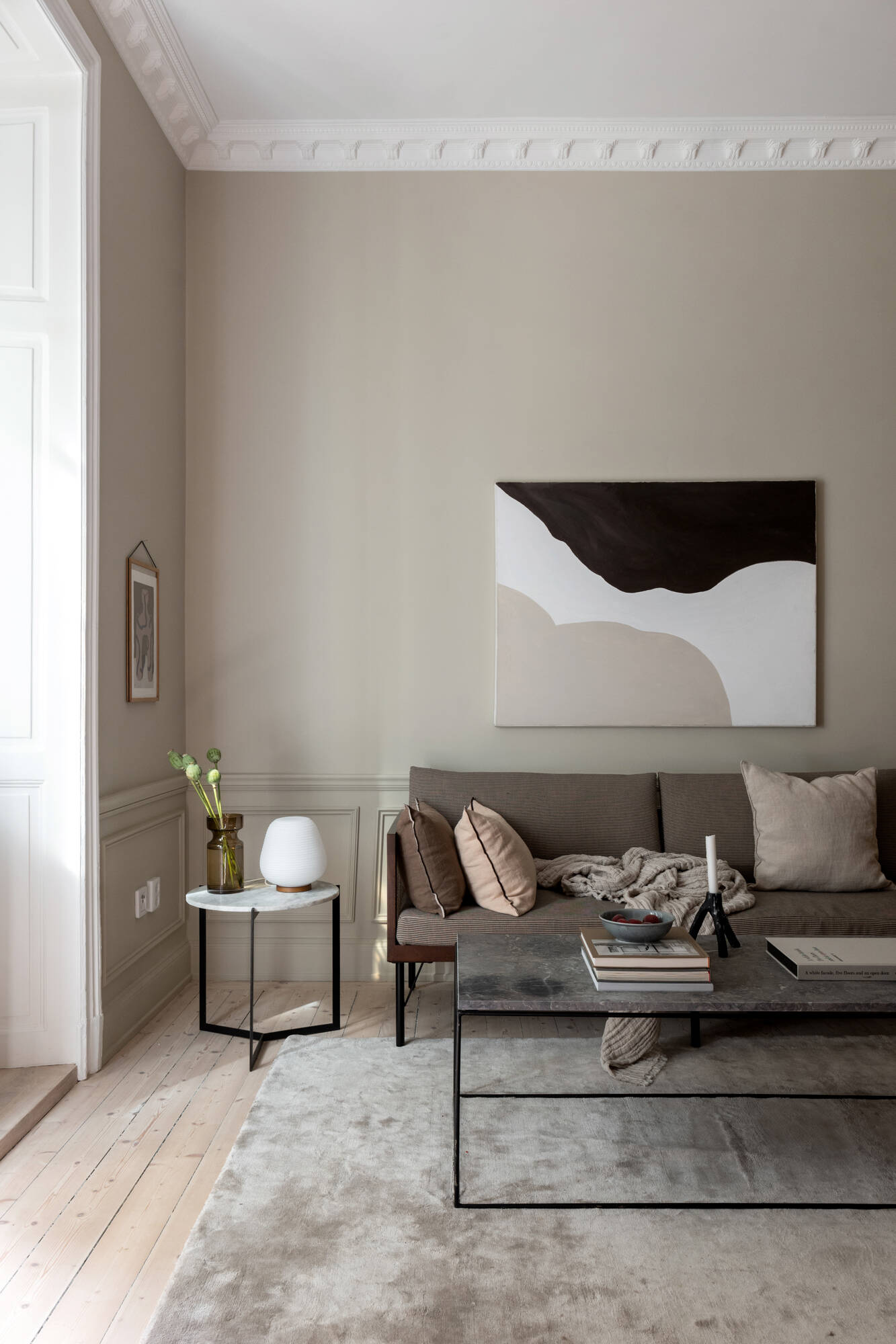 salon avec moulures décoration contemporaine