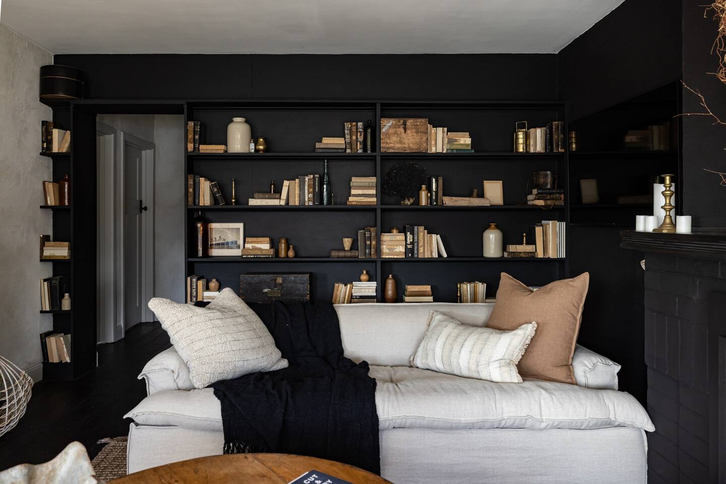 salon avec bibliothèque noire