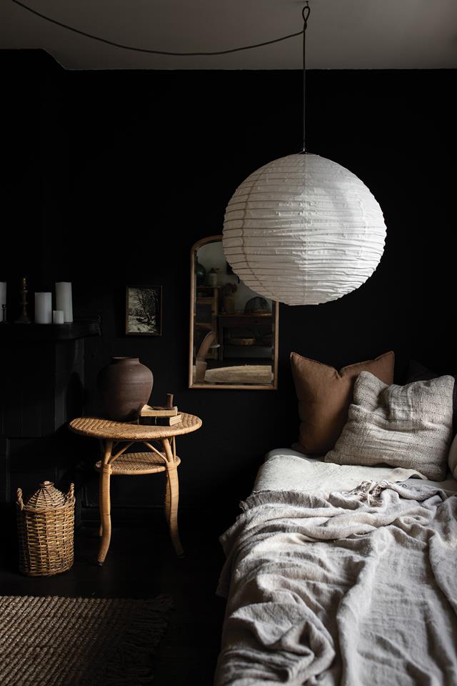 salon mur noir décoration rustique chic