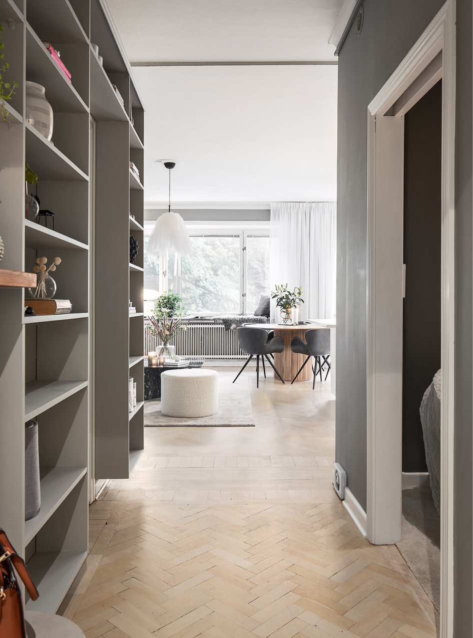 entrée avec parquet et bibliothèque décoration design