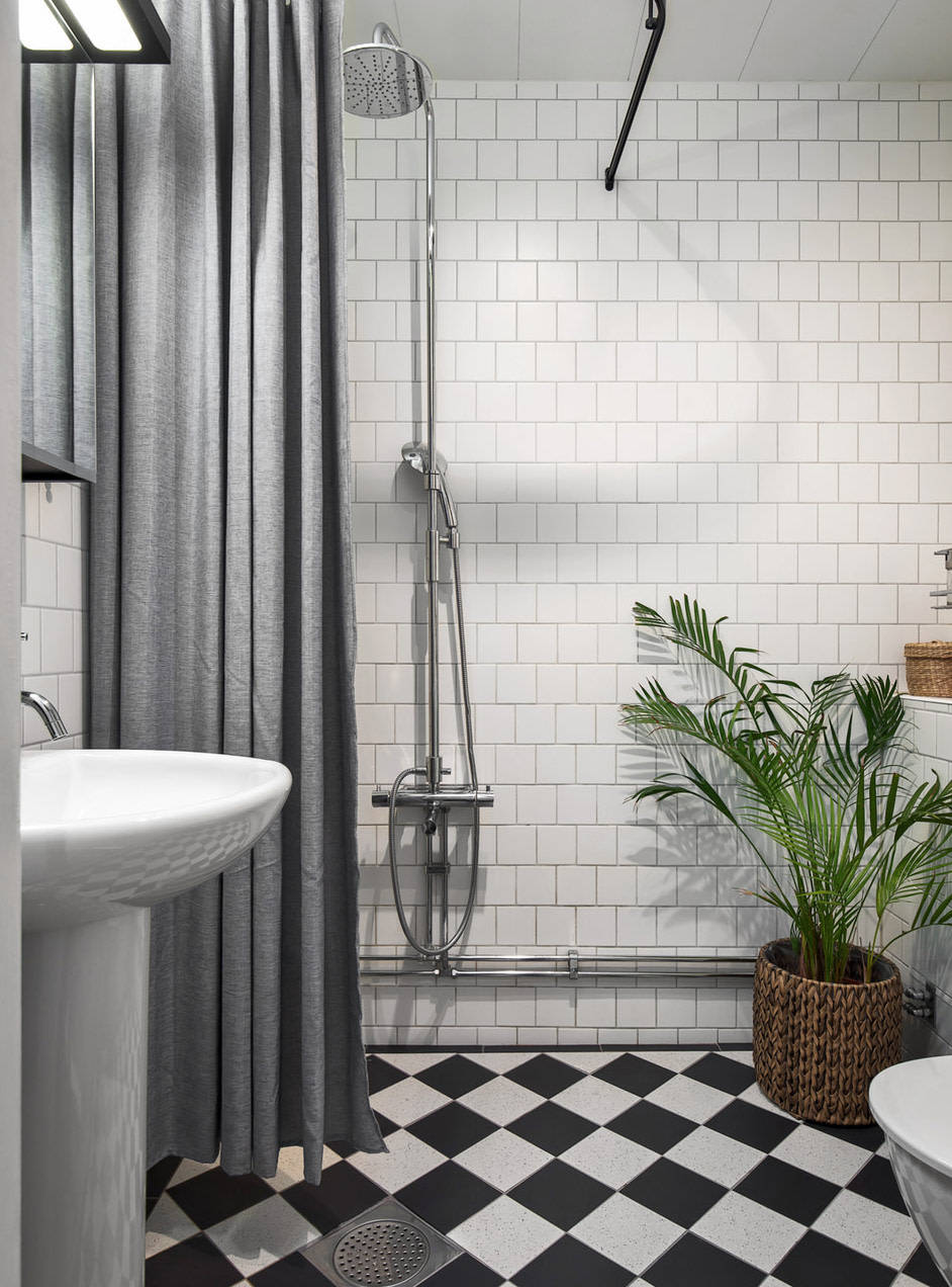 salle de bain sol à damier noir et blanc