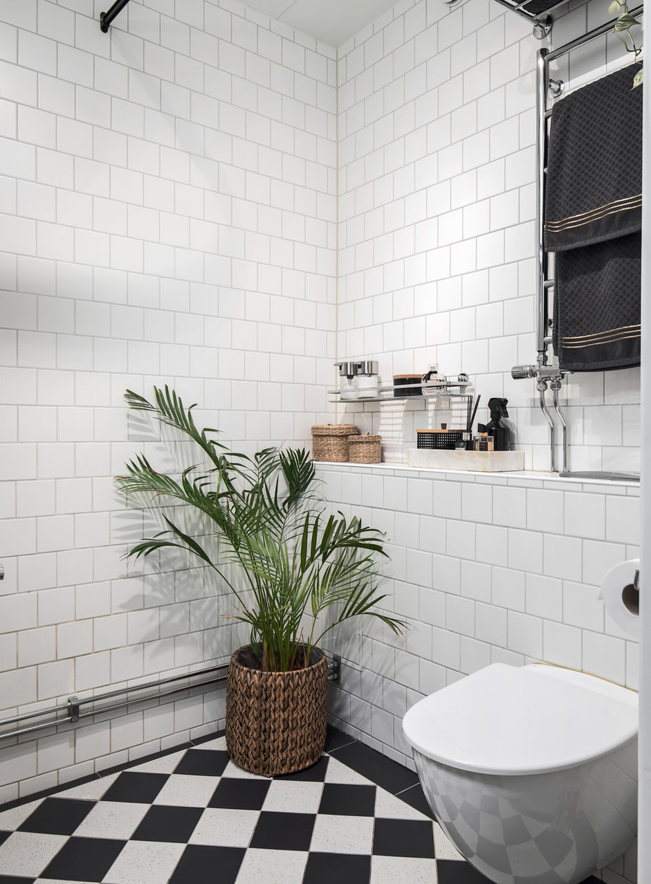 salle de bain sol à damier noir et blanc