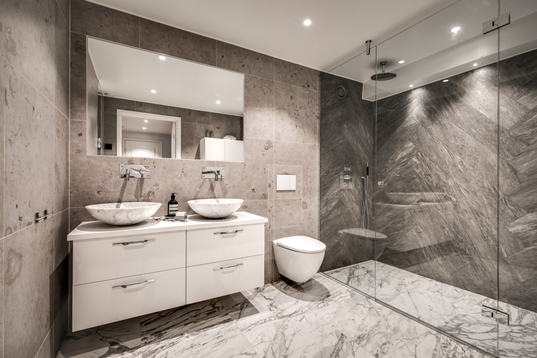 salle de bain grise marbre et terrazzo