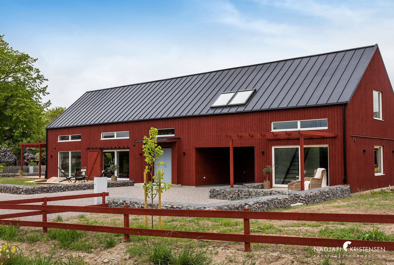 maison contemporaine en bois rouge