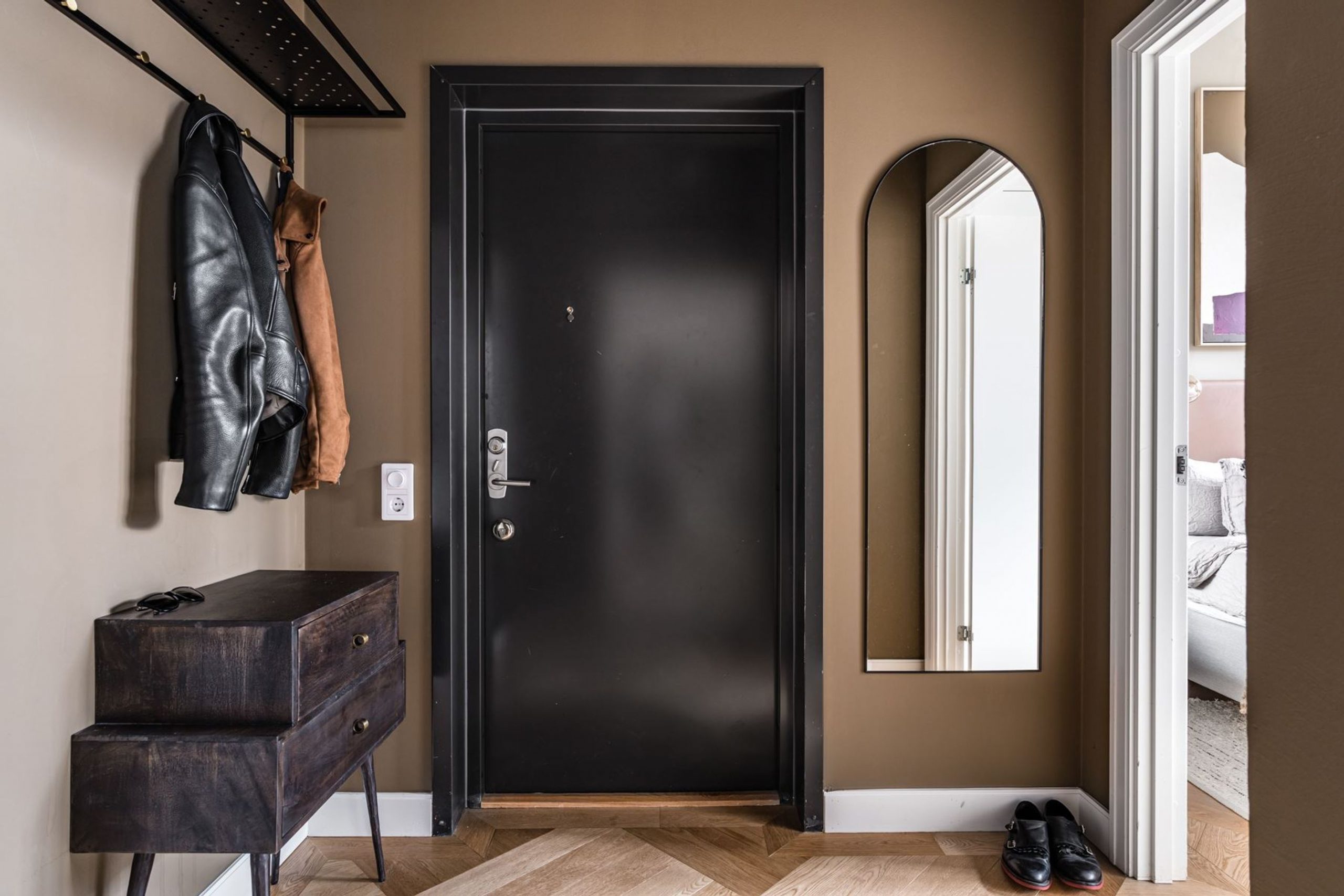 entrée avec porte noire entrée avec porte noire