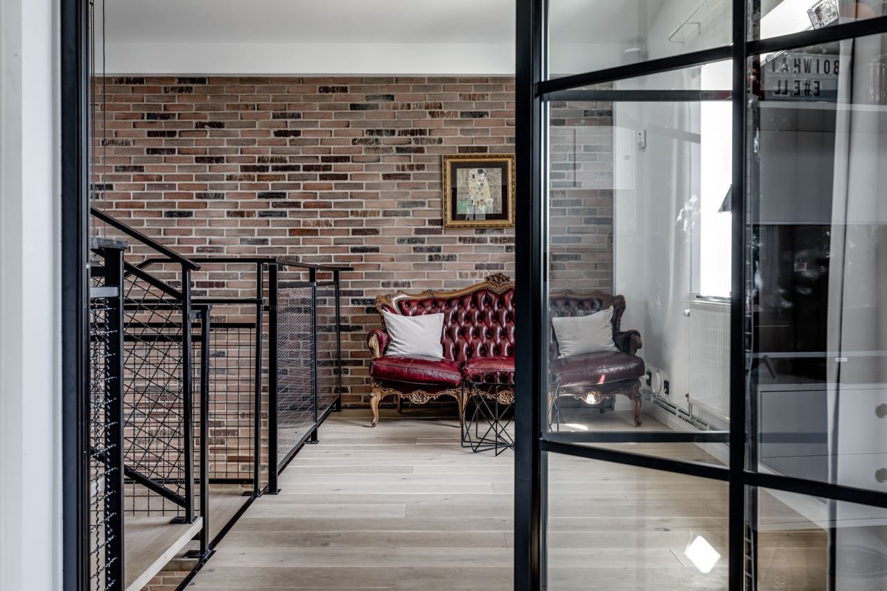 palier loft avec canapé vintage cuir rouge palier loft avec canapé vintage cuir rouge