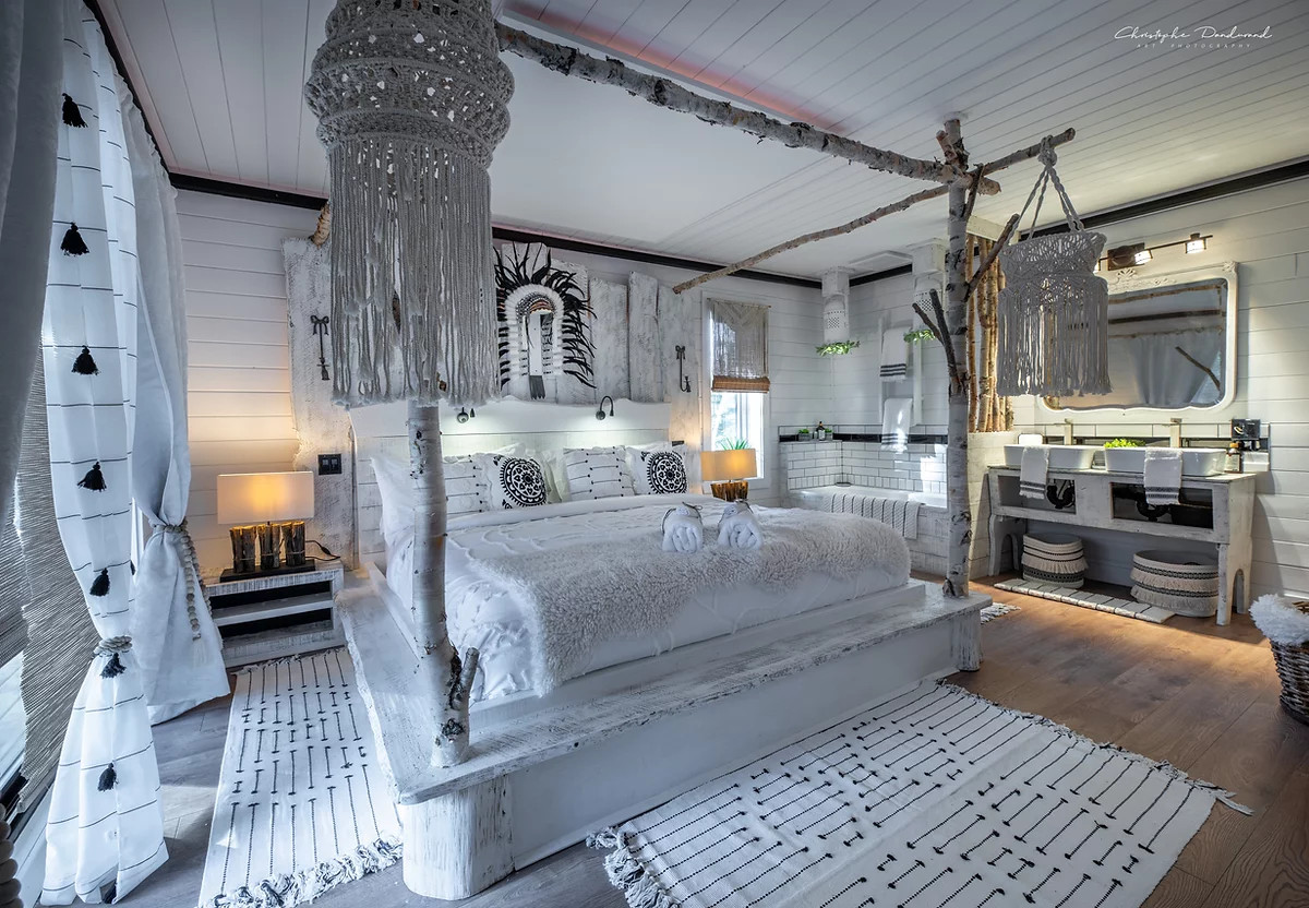 chambre blanche maison en bois chalet le Tipee Canada chambre blanche maison en bois chalet le Tipee Canada