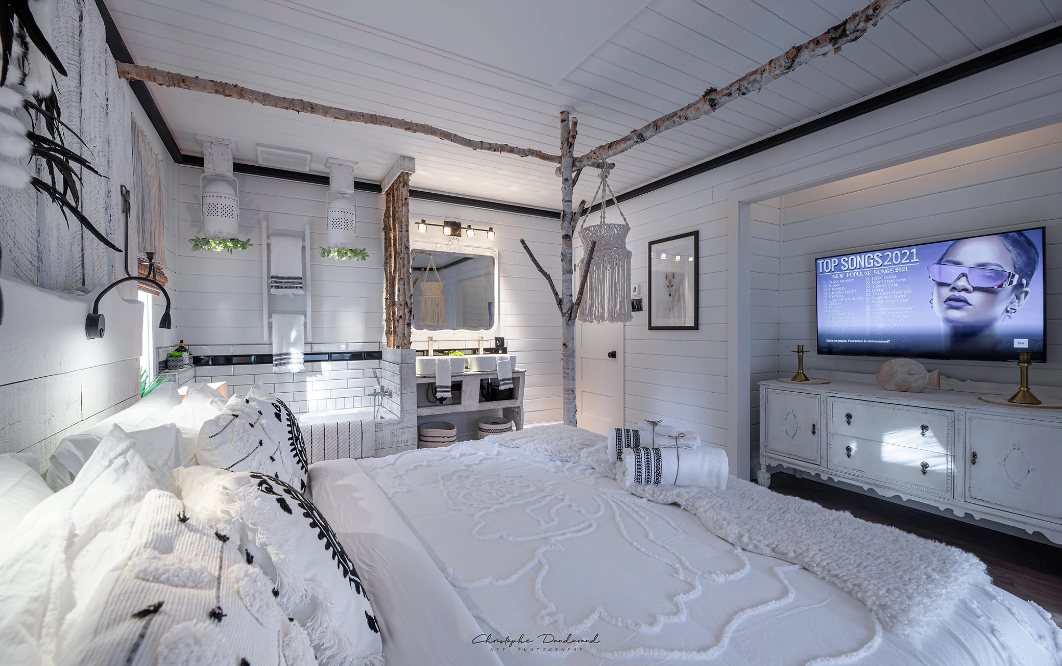 chambre blanche baldaquin troncs de bouleaux chalet le Tipee Canada chambre blanche baldaquin troncs de bouleaux chalet le Tipee Canada