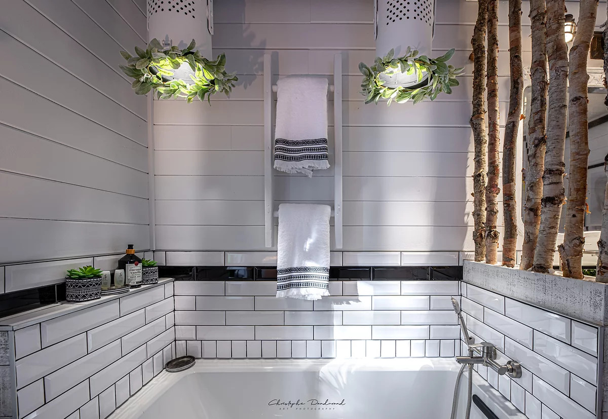 salle de bain blanche chalet le Tipee Canada salle de bain blanche chalet le Tipee Canada