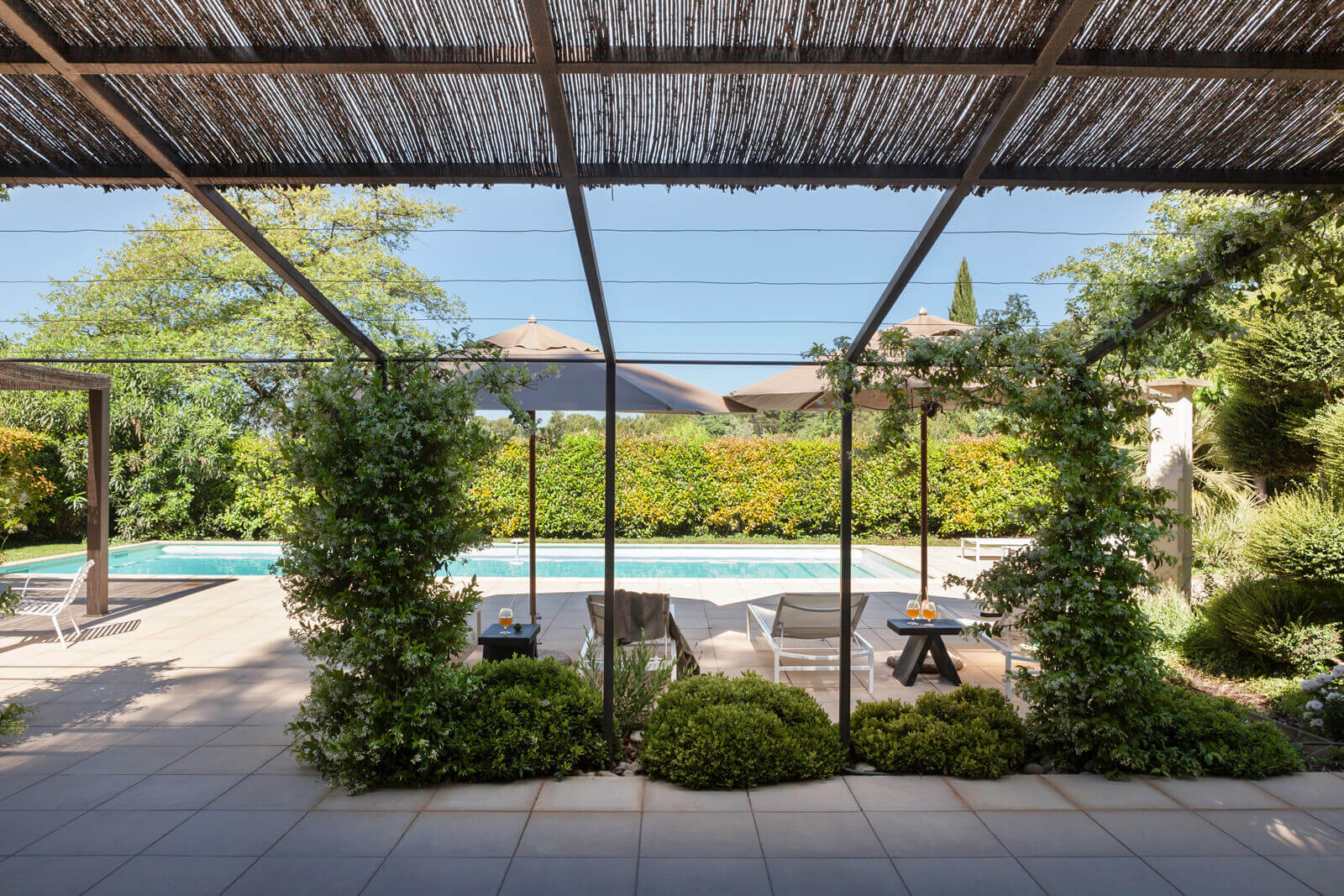 terrasse avec pergola et piscine maison provençale contemporaine terrasse avec pergola et piscine maison provençale contemporaine