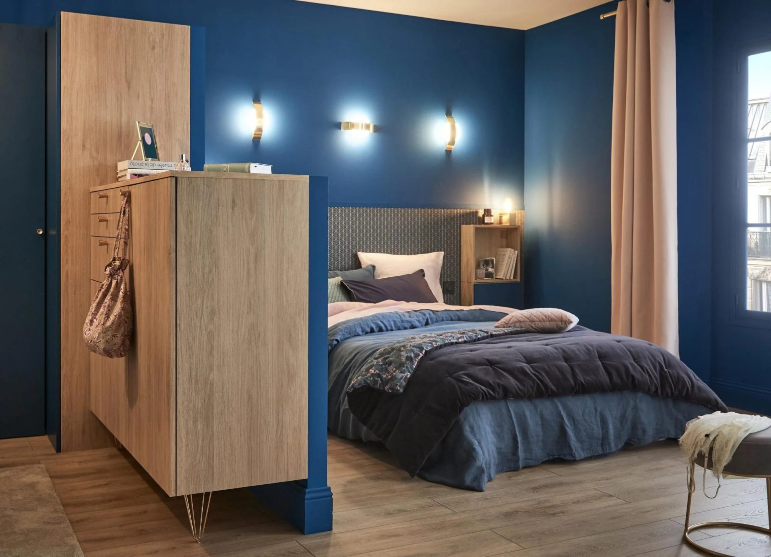 chambre décoration bleu avec dressing ouvert