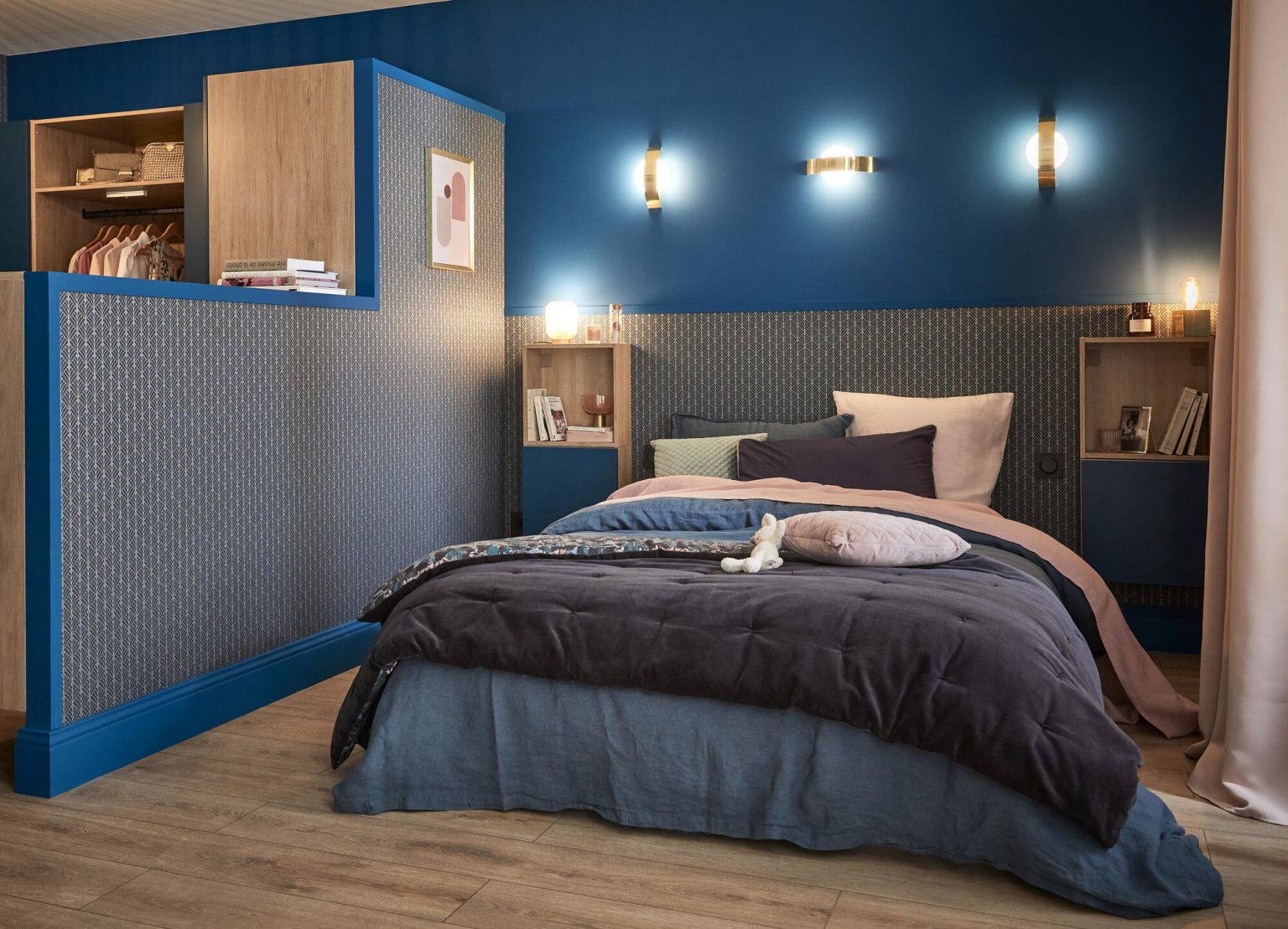chambre décoration bleu avec dressing ouvert