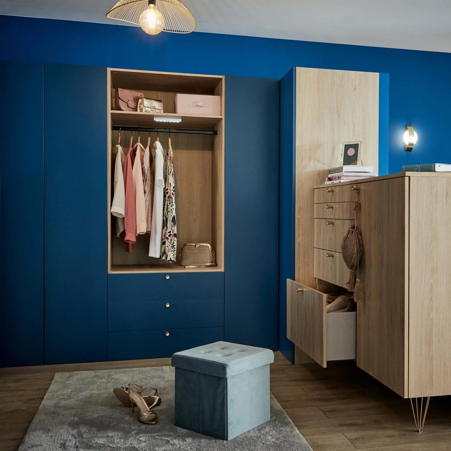 chambre décoration bleu avec dressing ouvert