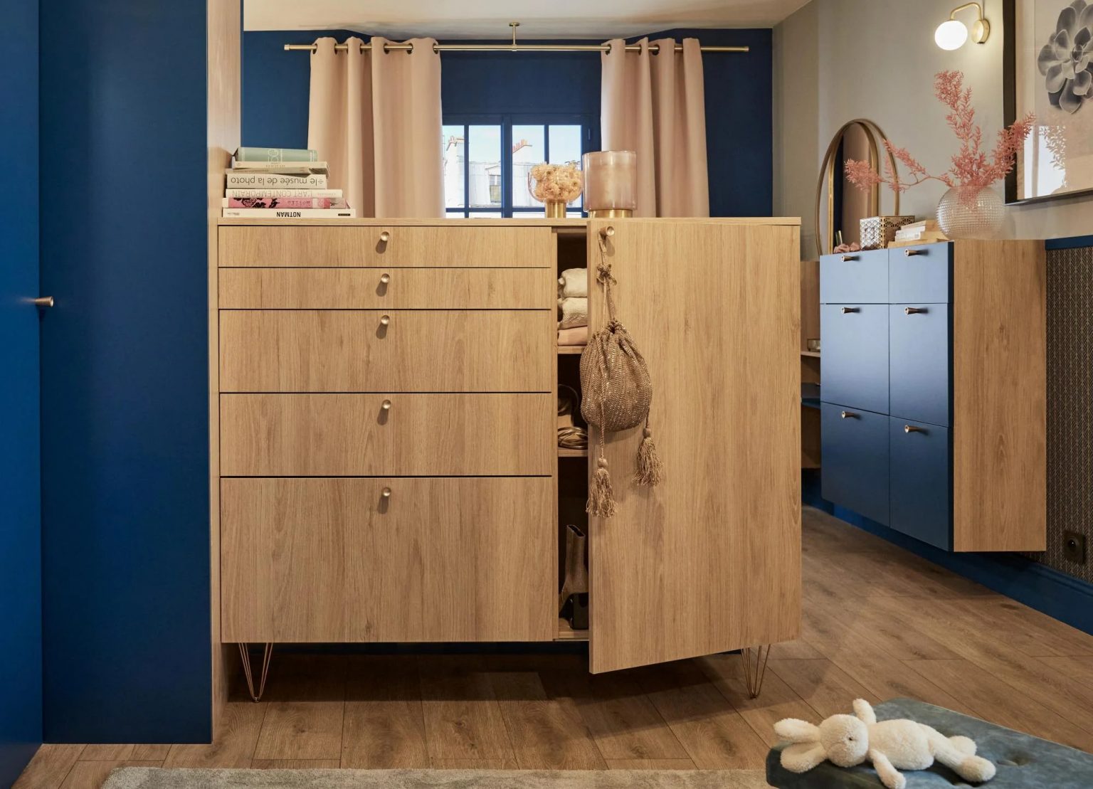 chambre décoration bleu avec dressing ouvert