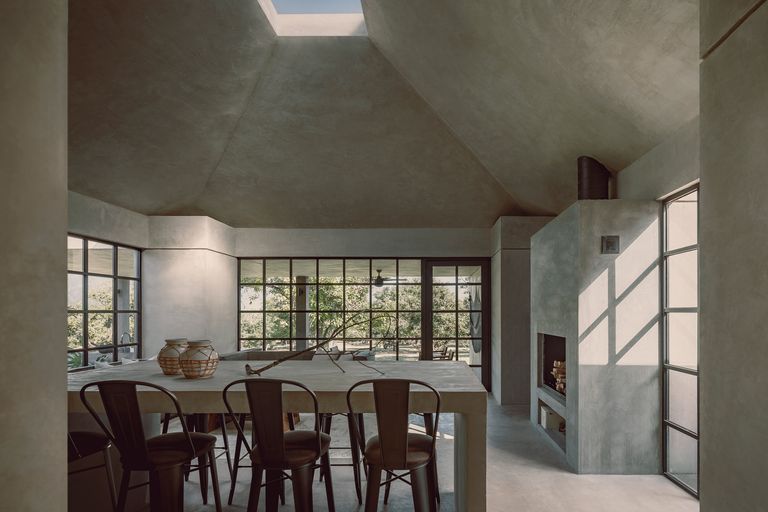 salon avec cheminée béton