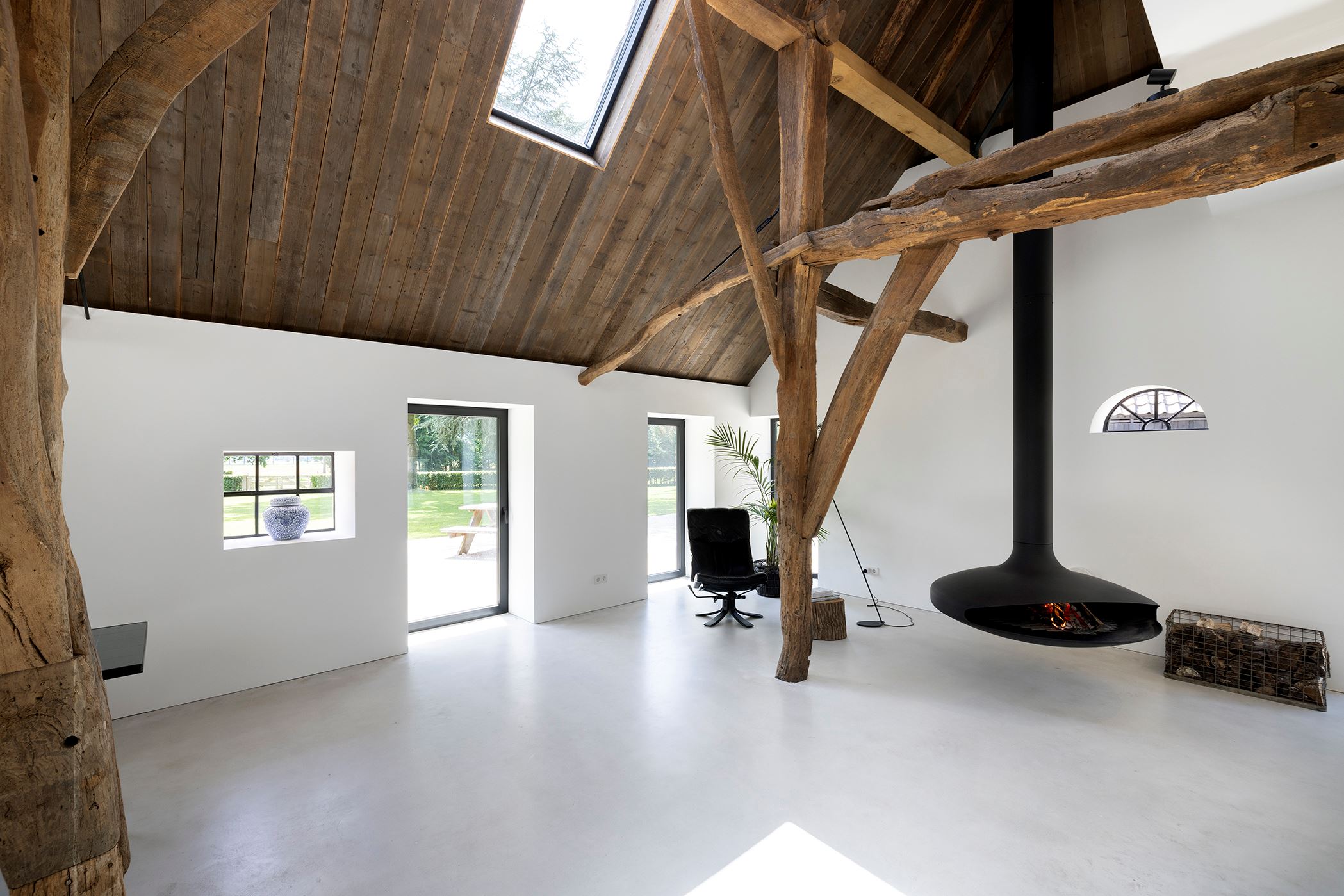 salon avec poutres et cheminée design en métal