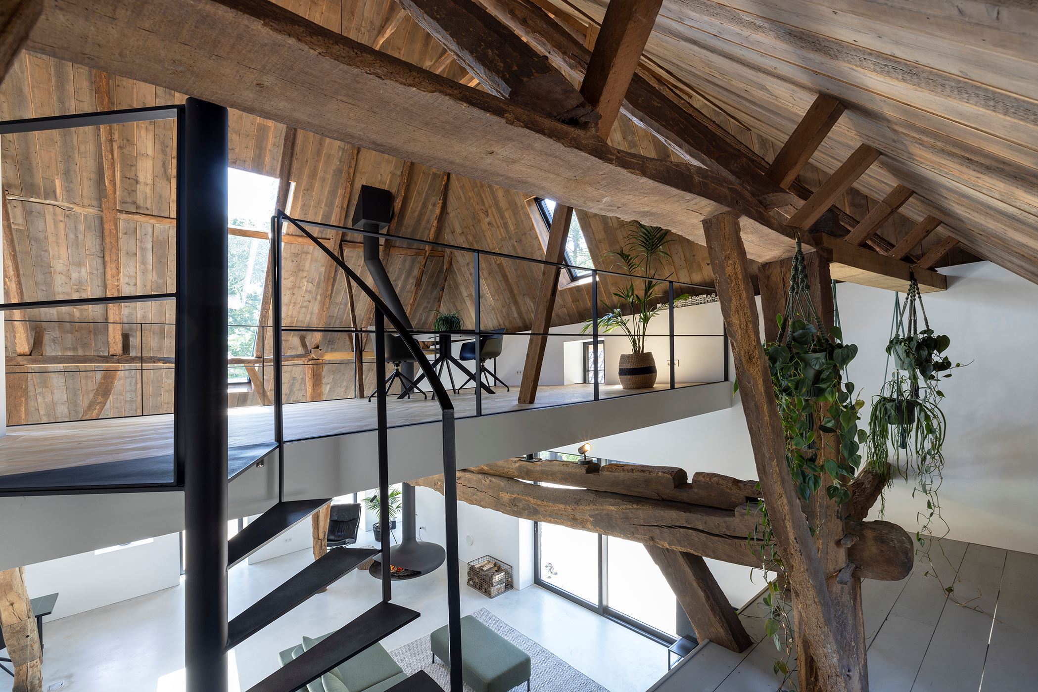 salon avec poutres ferme ancienne rénovée