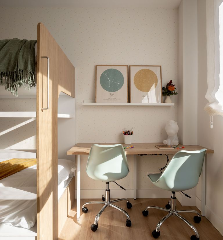 espace bureau dans chambre enfant