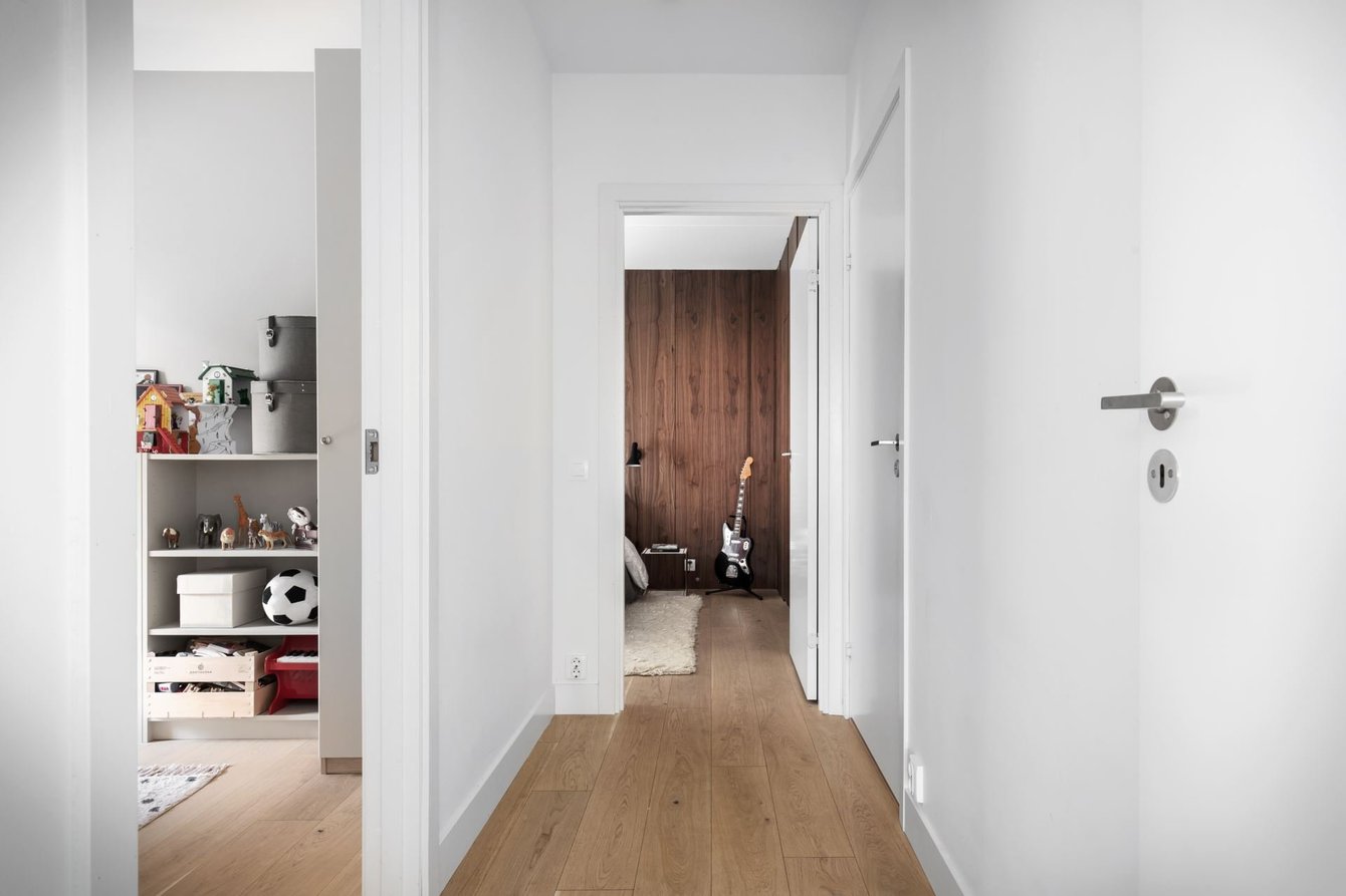 couloir blanc parquet bois