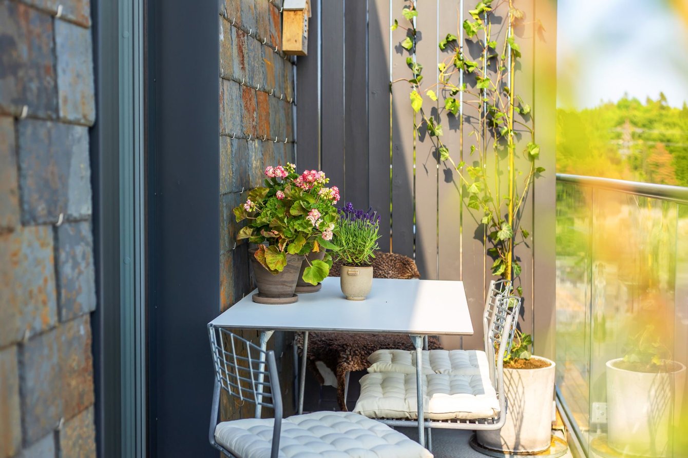 balcon avec table et chaises