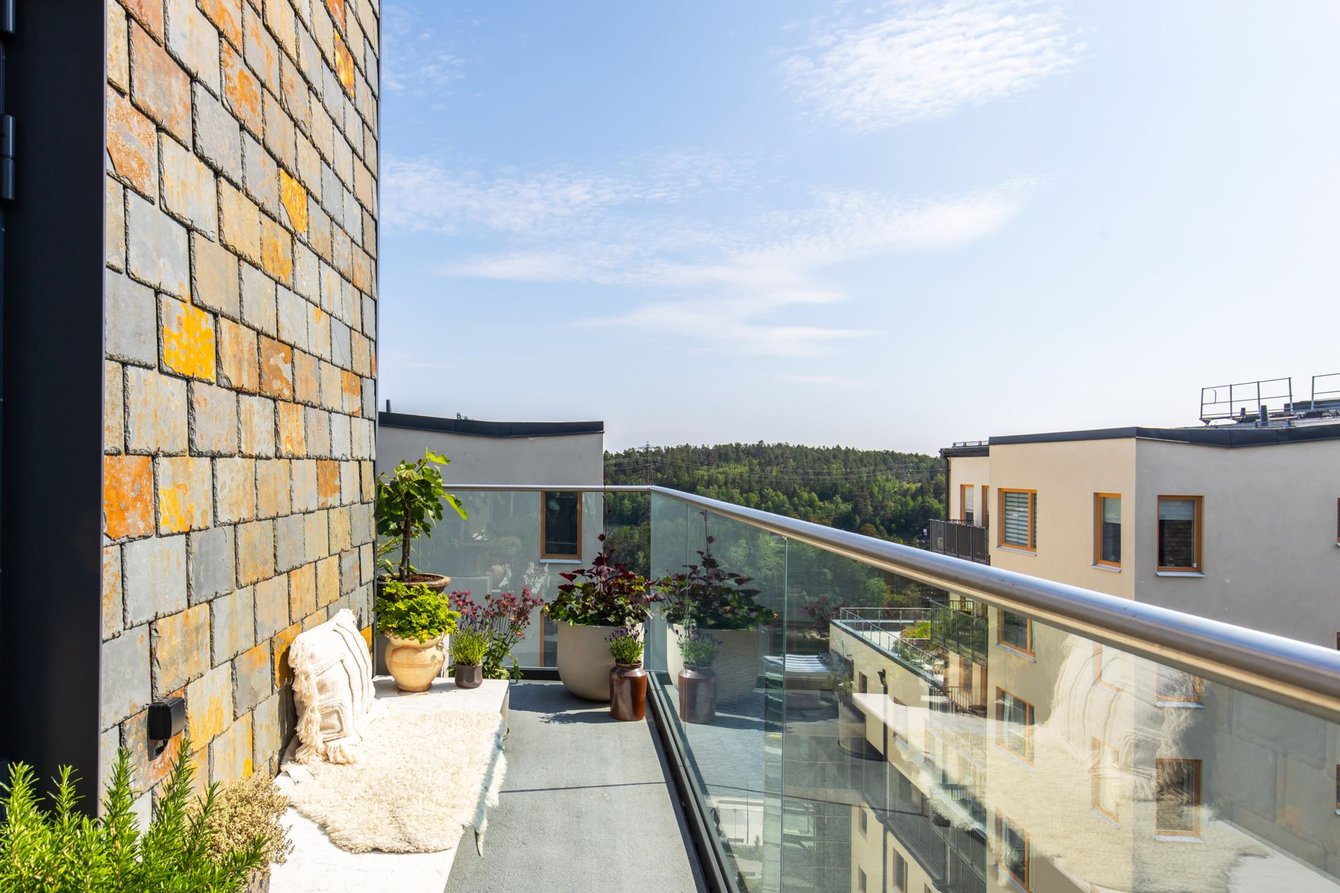balcon avec garde-corps en verre
