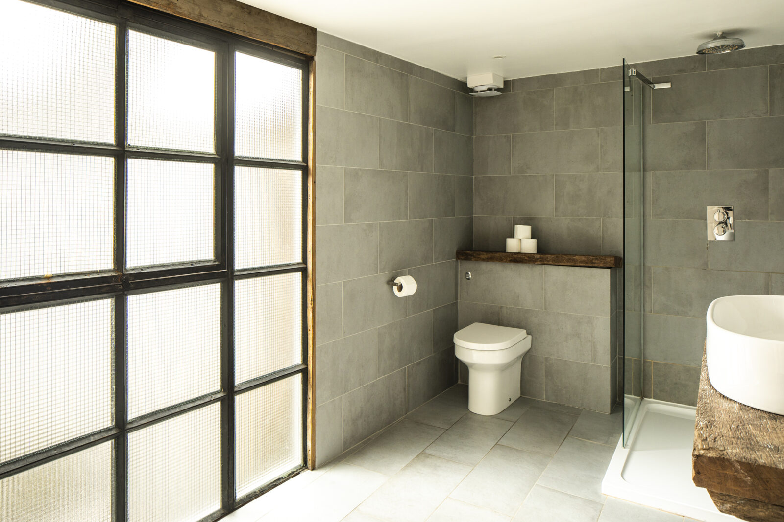 salle de bain avec baie vitrée Crittall salle de bain avec baie vitrée Crittall