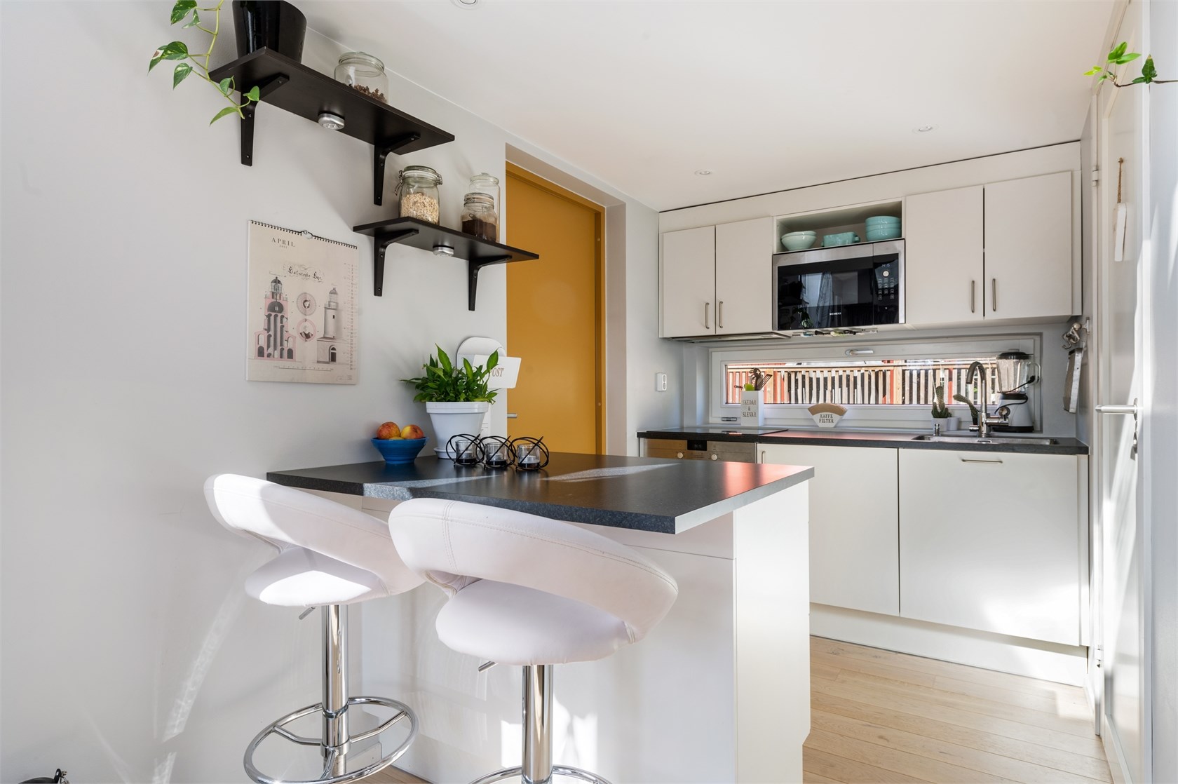 cuisine design blanche avec bar