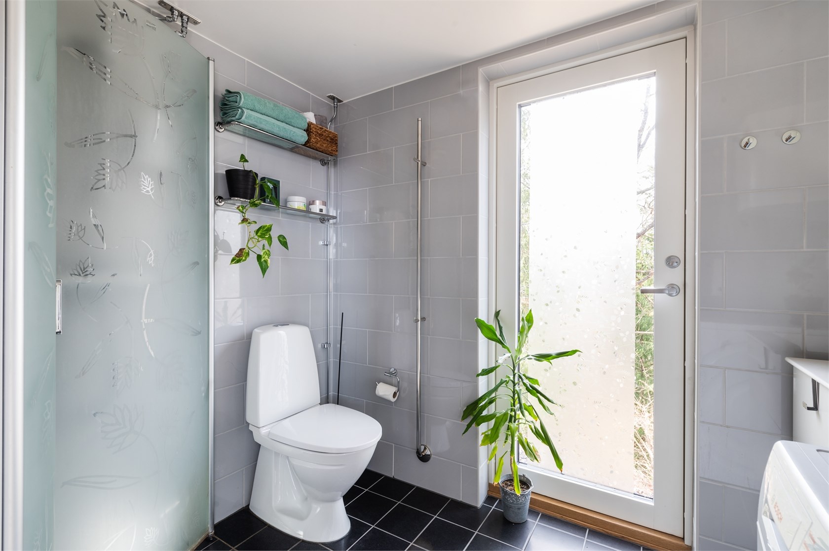 salle de bain grise et blanche