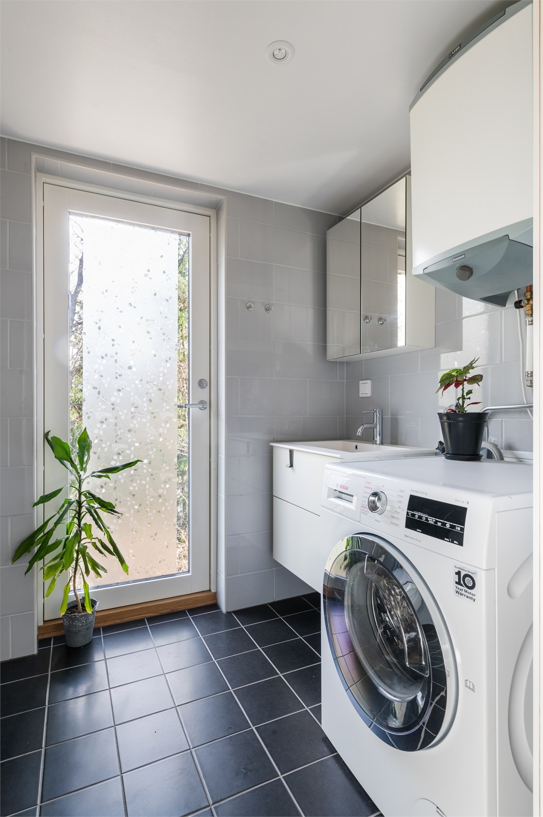 salle de bain avec machine à laver le linge