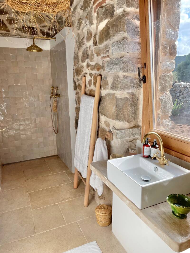 salle de bain maison en pierres Lu Cannicsioni salle de bain maison en pierres Lu Cannicsioni