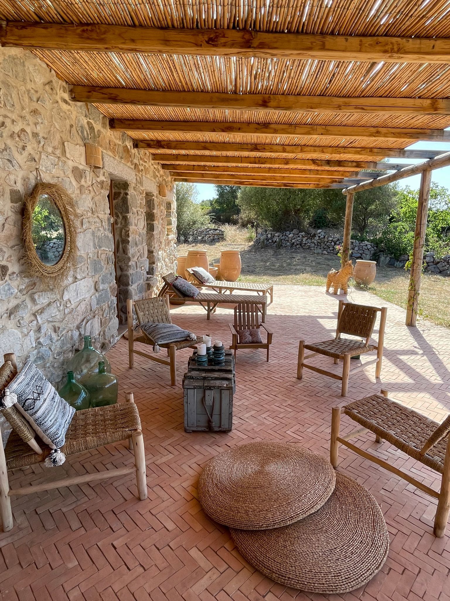 terrasse avec pergola bois maison en pierres Sardaigne Lu Cannicsioni terrasse avec pergola bois maison en pierres Sardaigne Lu Cannicsioni