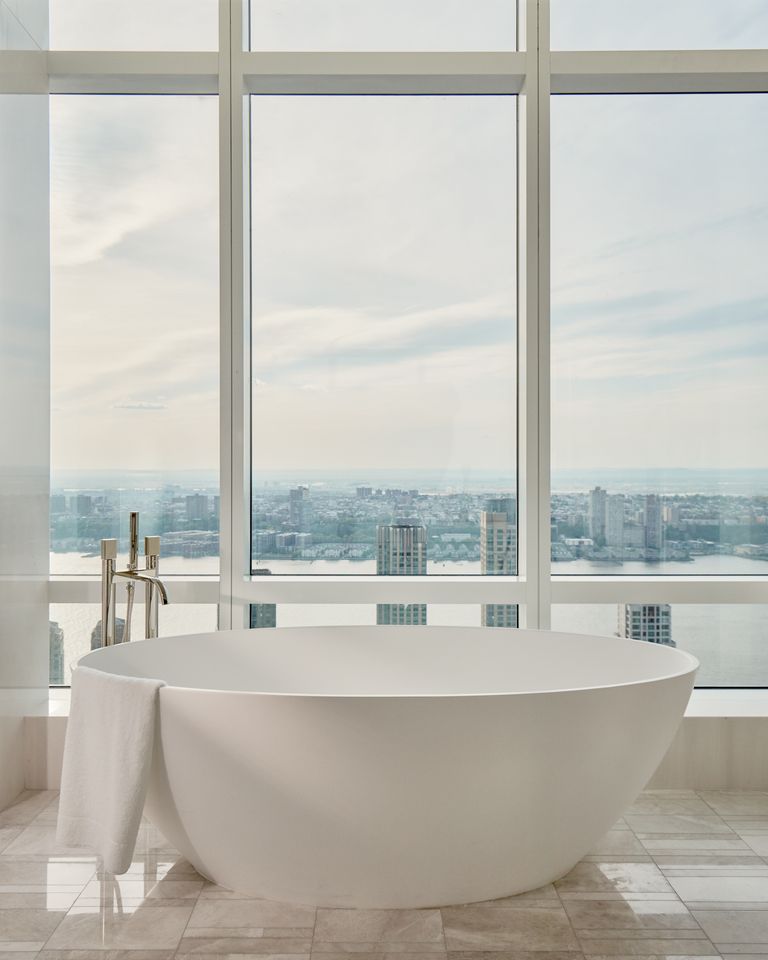 salle de bain avec baie vitrée décoration design