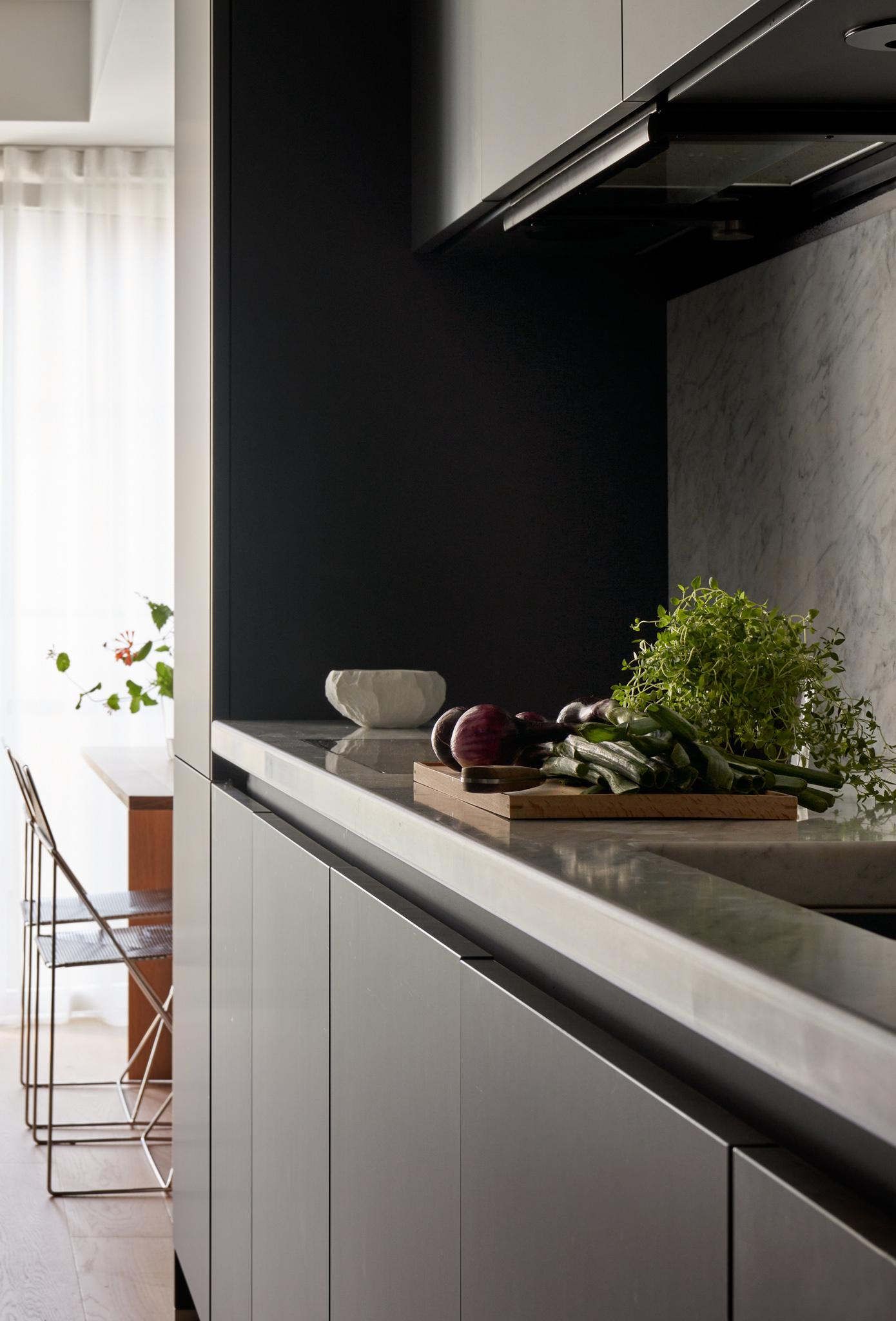 cuisine noire design studio de 32m2 cuisine noire design studio de 32m2