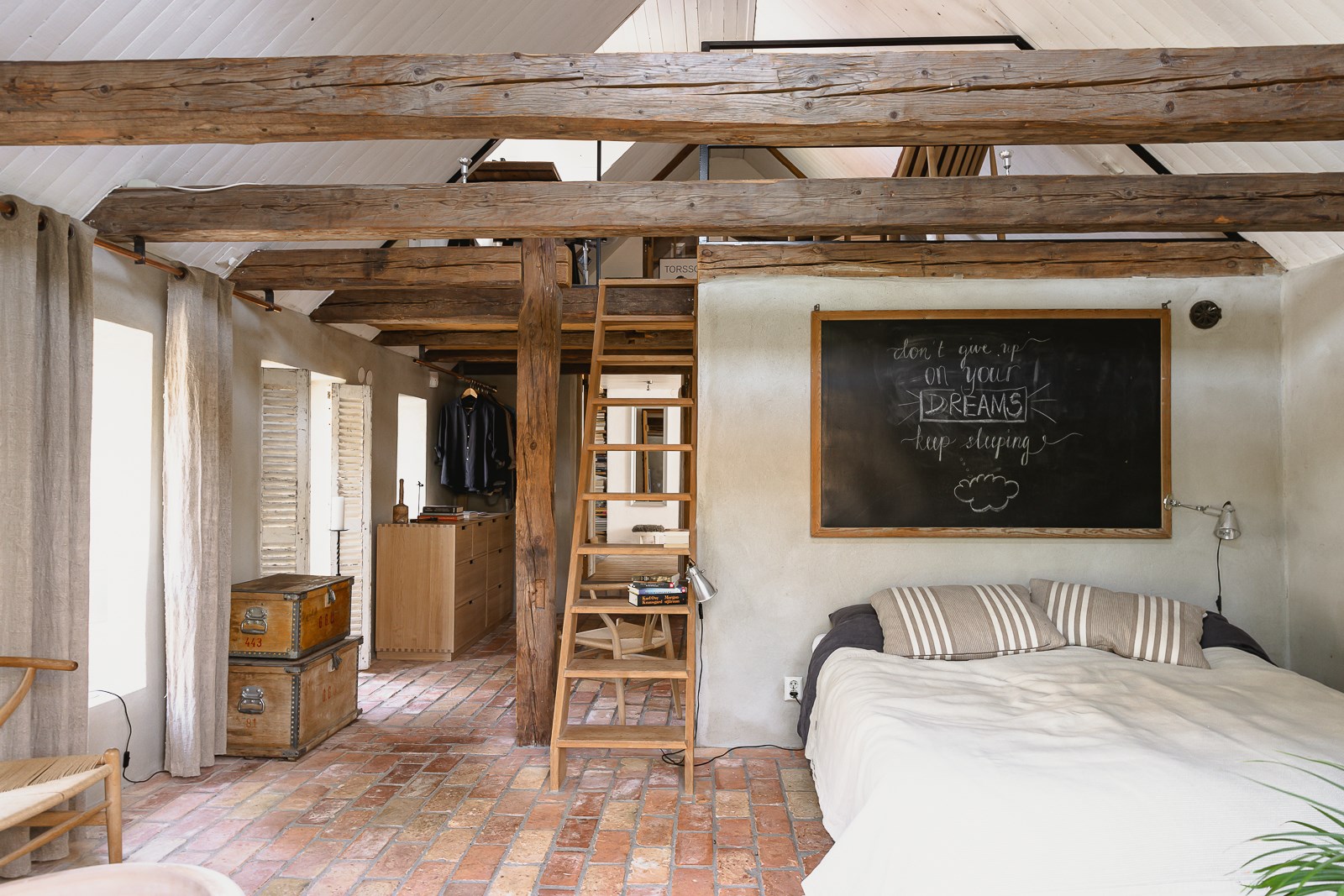 chambre sous combles avec poutres chambre sous combles avec poutres