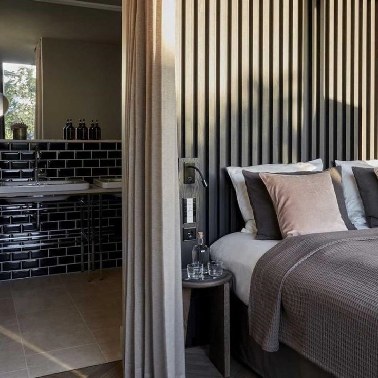 chambre avec mur en tasseaux de bois noir chambre avec mur en tasseaux de bois noir