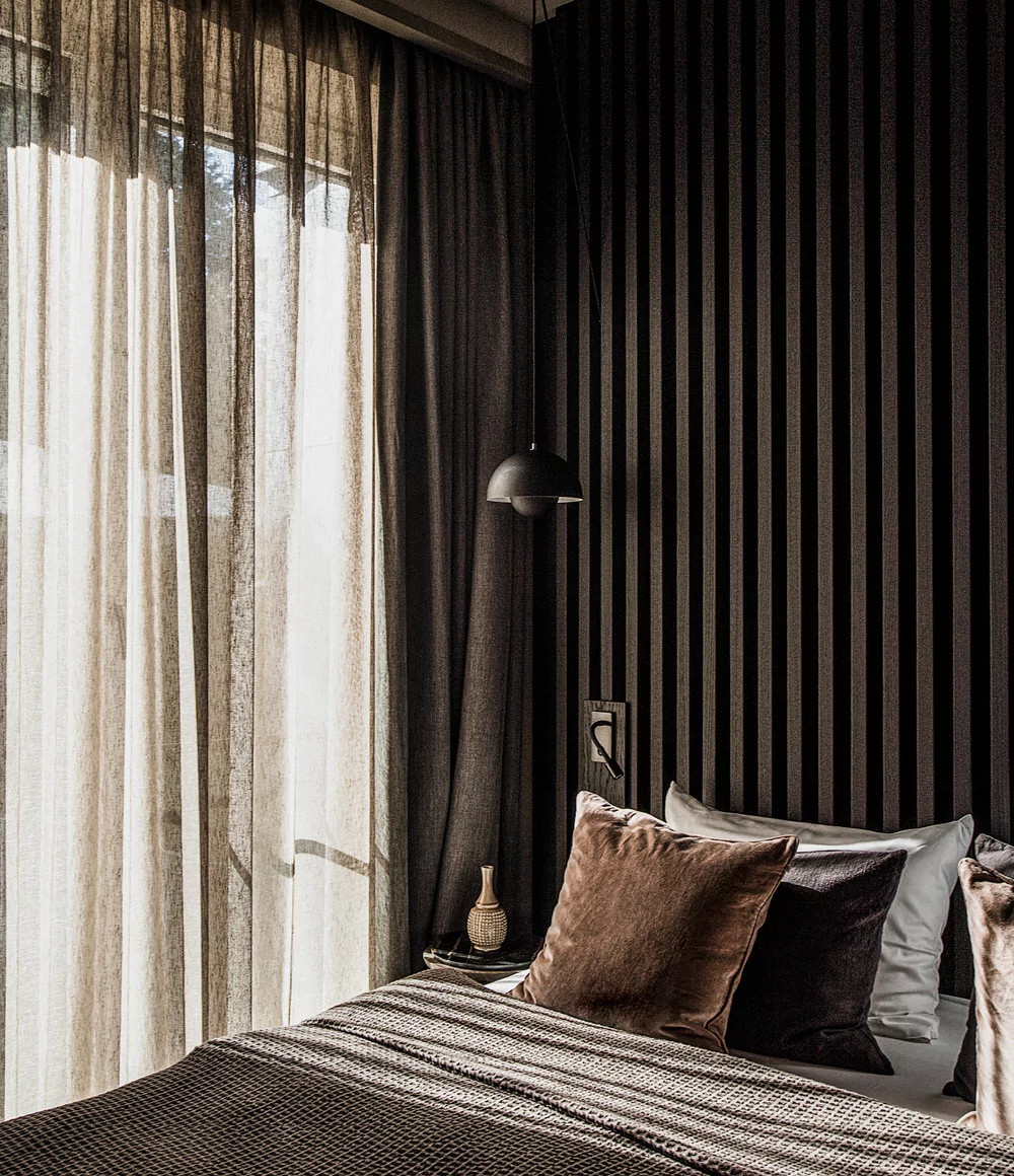 chambre avec mur en tasseaux de bois noir chambre avec mur en tasseaux de bois noir