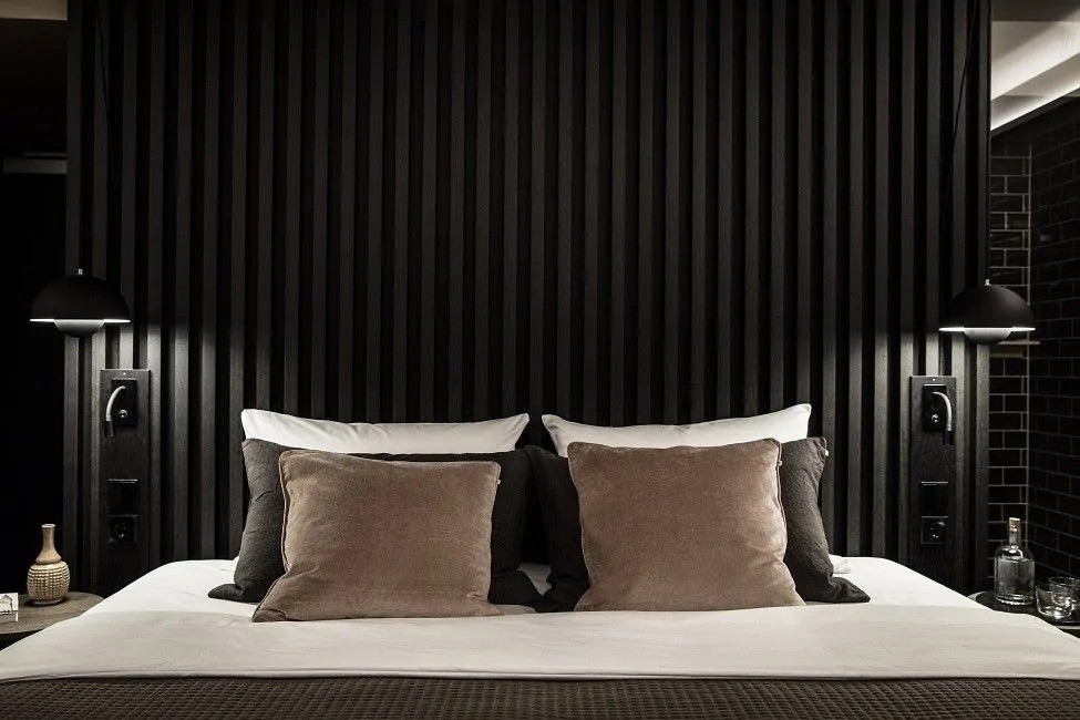 chambre avec mur en tasseaux de bois noir chambre avec mur en tasseaux de bois noir