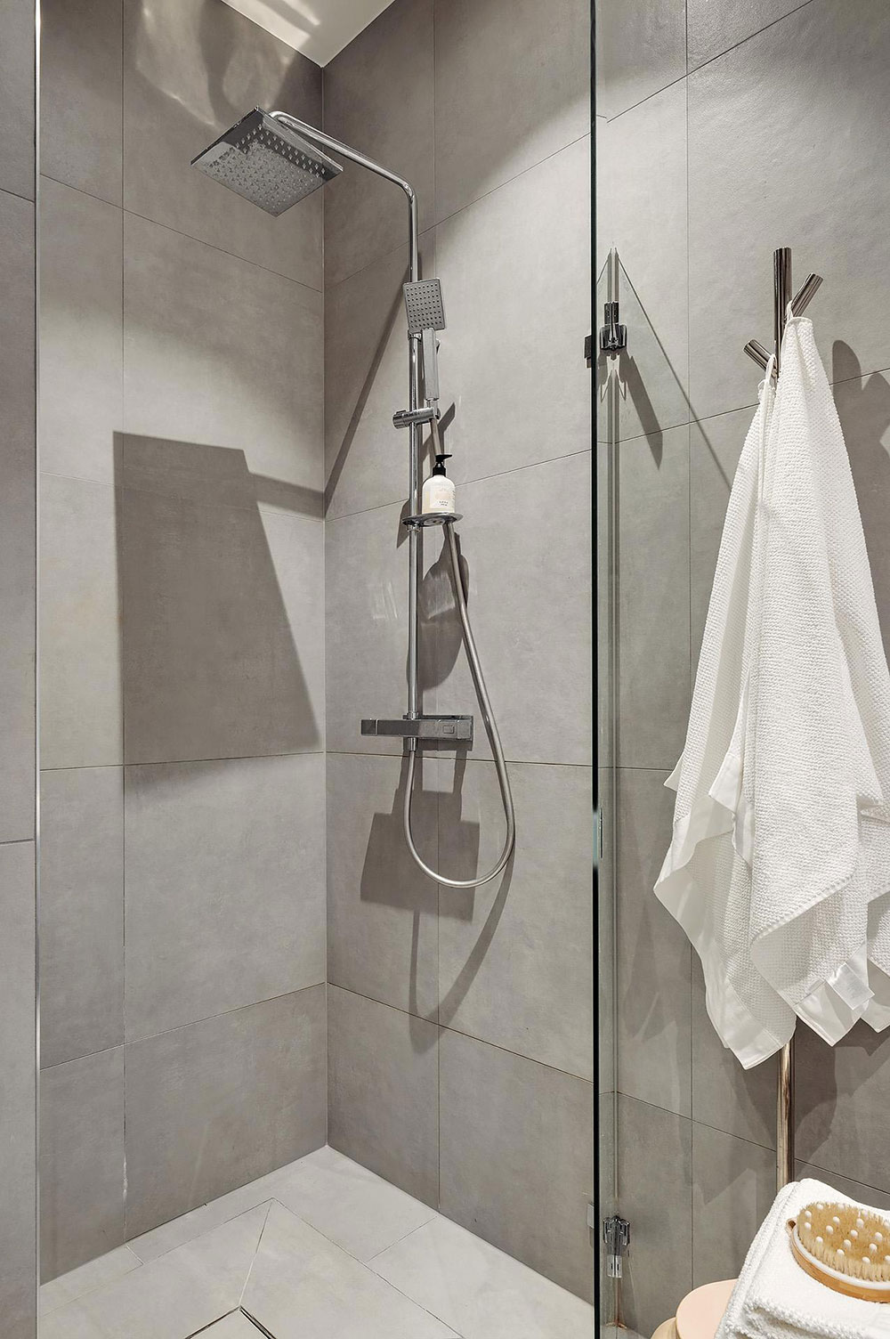 salle de bain grise studio de 28m2 salle de bain grise studio de 28m2