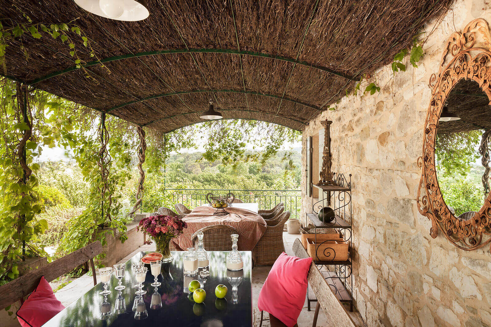 terrasse avec pergola acier maison en pierre le Mas du Venaissin