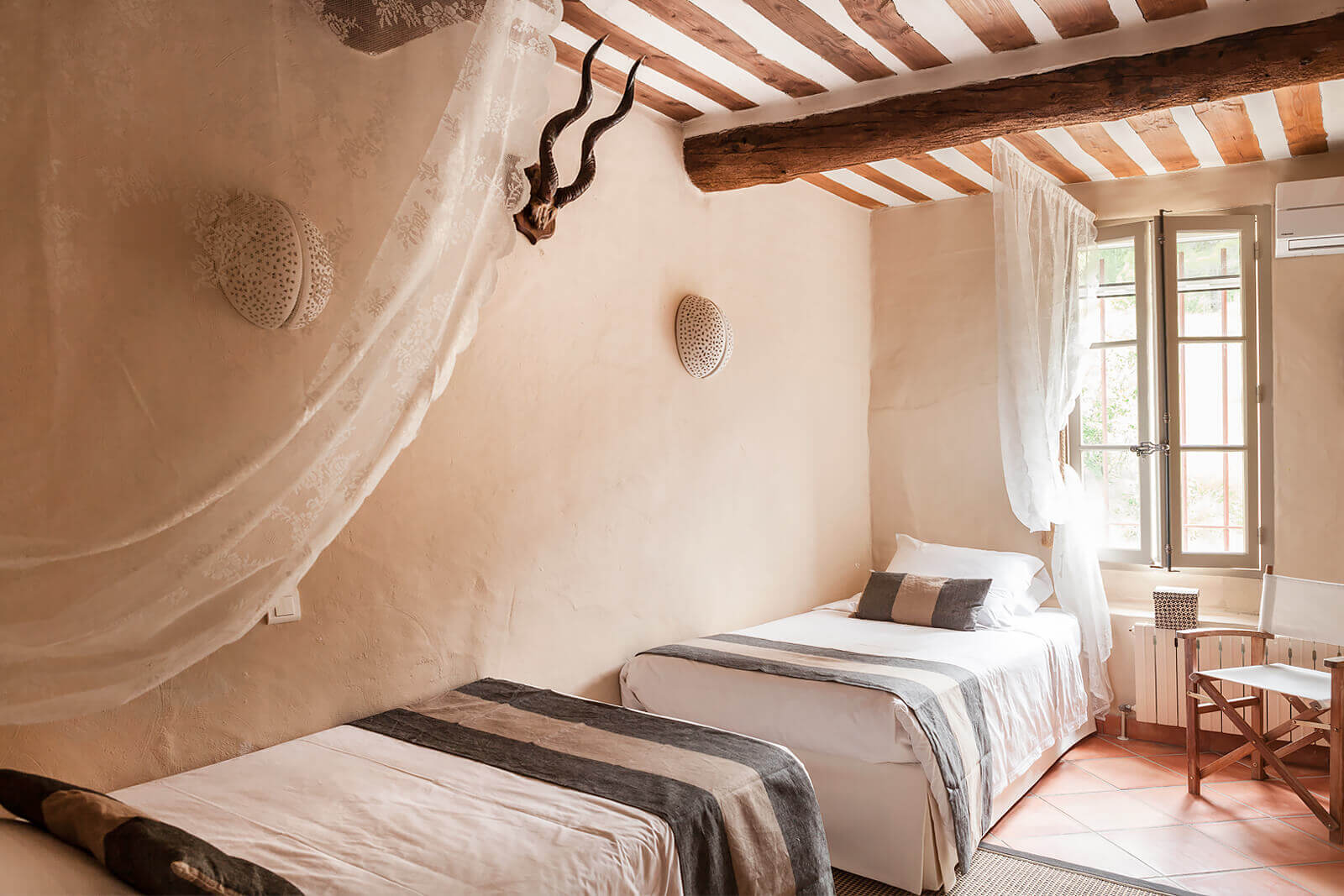 chambre double avec poutres le Mas du Venaissin