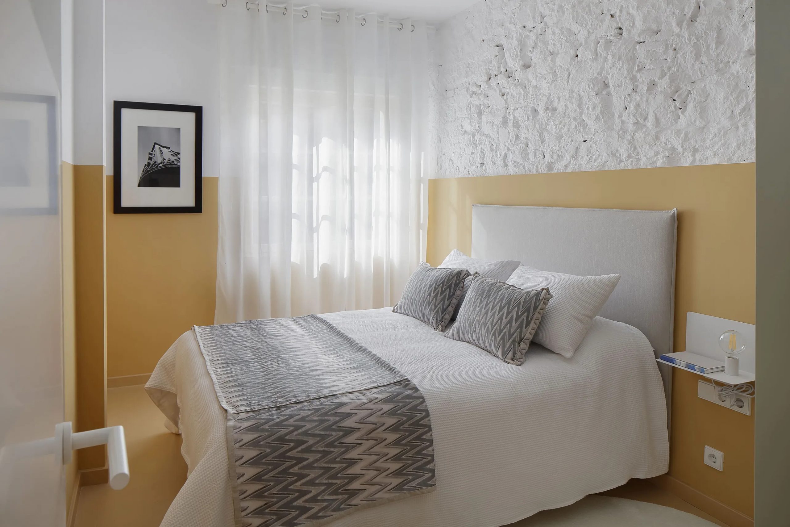 chambre jaune et blanche