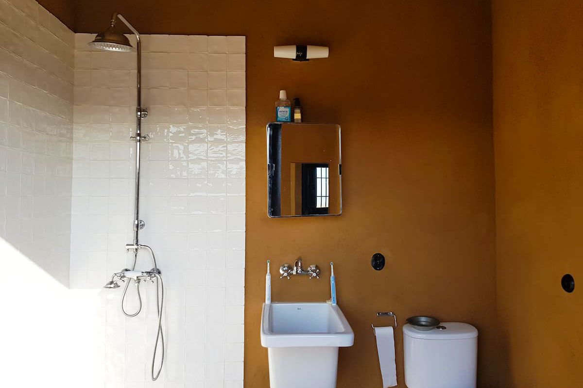 salle de bain avec zelliges blanches