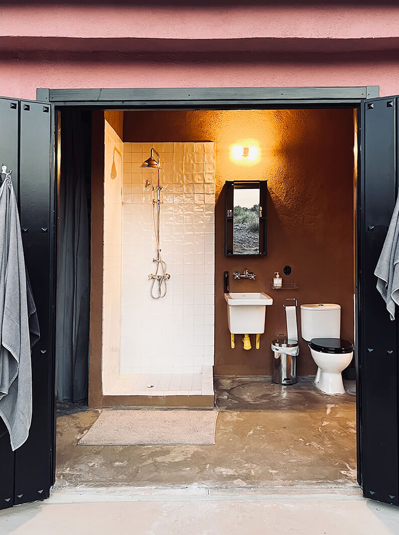 salle de bain sur terrasse maison rustique