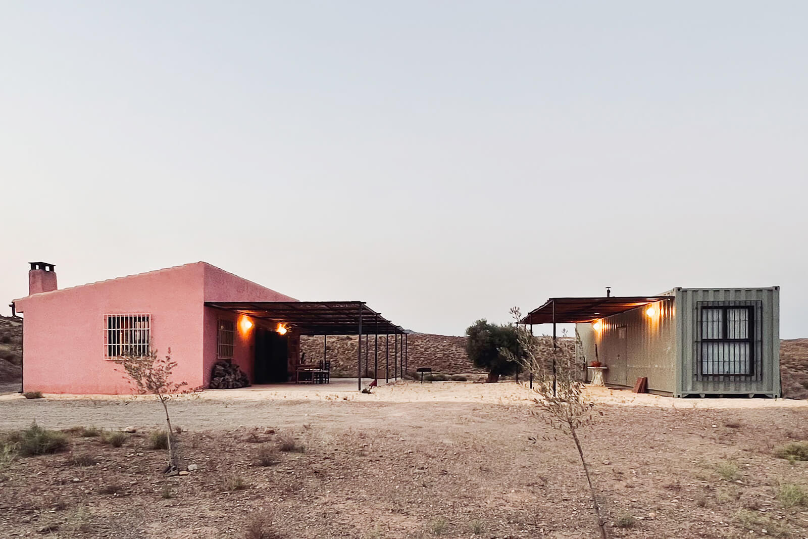 petite maison à la façade rose Espagne