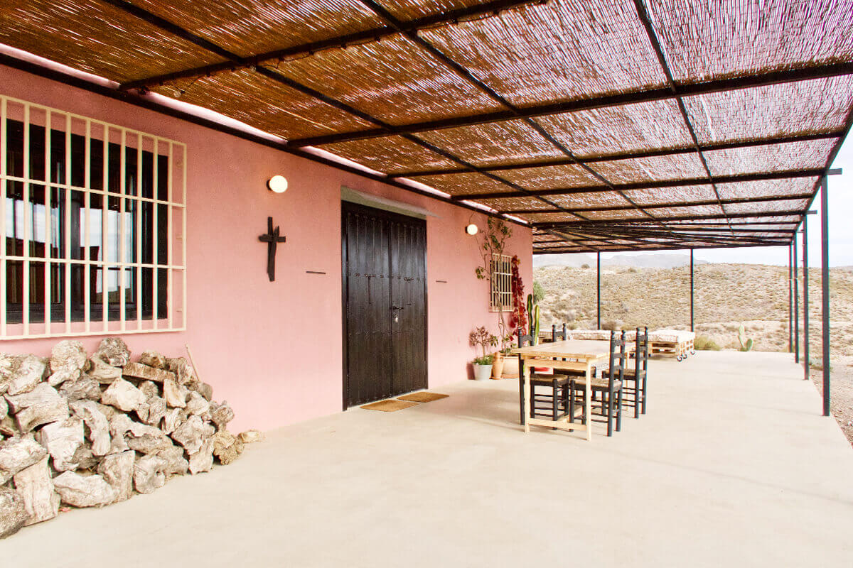 terrasse avec pergola petite maison à la façade rose