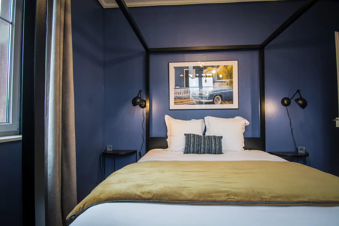 chambre avec lit à baldaquin noir