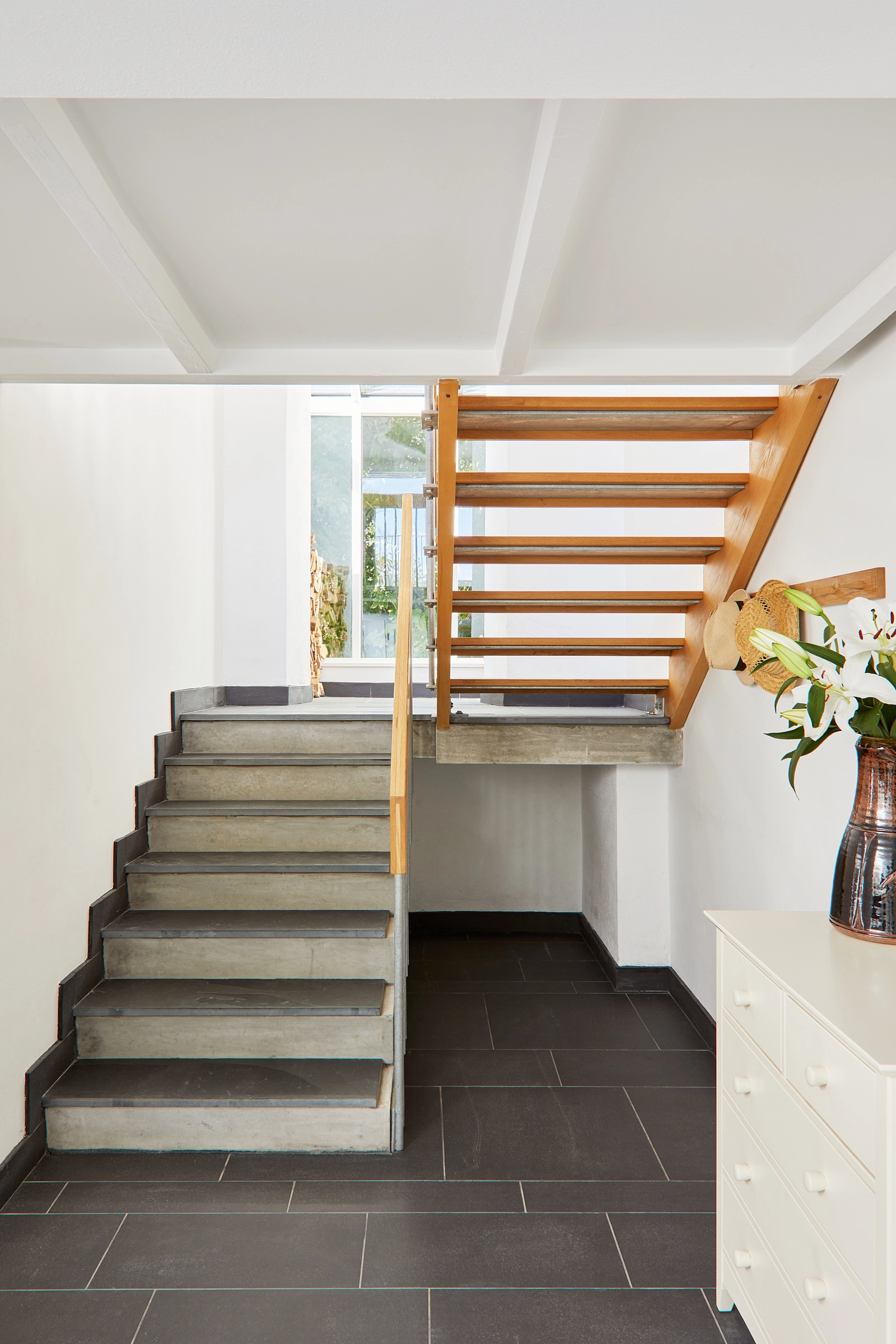 escalier moderne dans maison ancienne rénovée escalier moderne dans maison ancienne rénovée