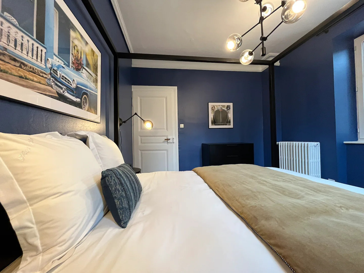 chambre avec lit à baldaquin noir