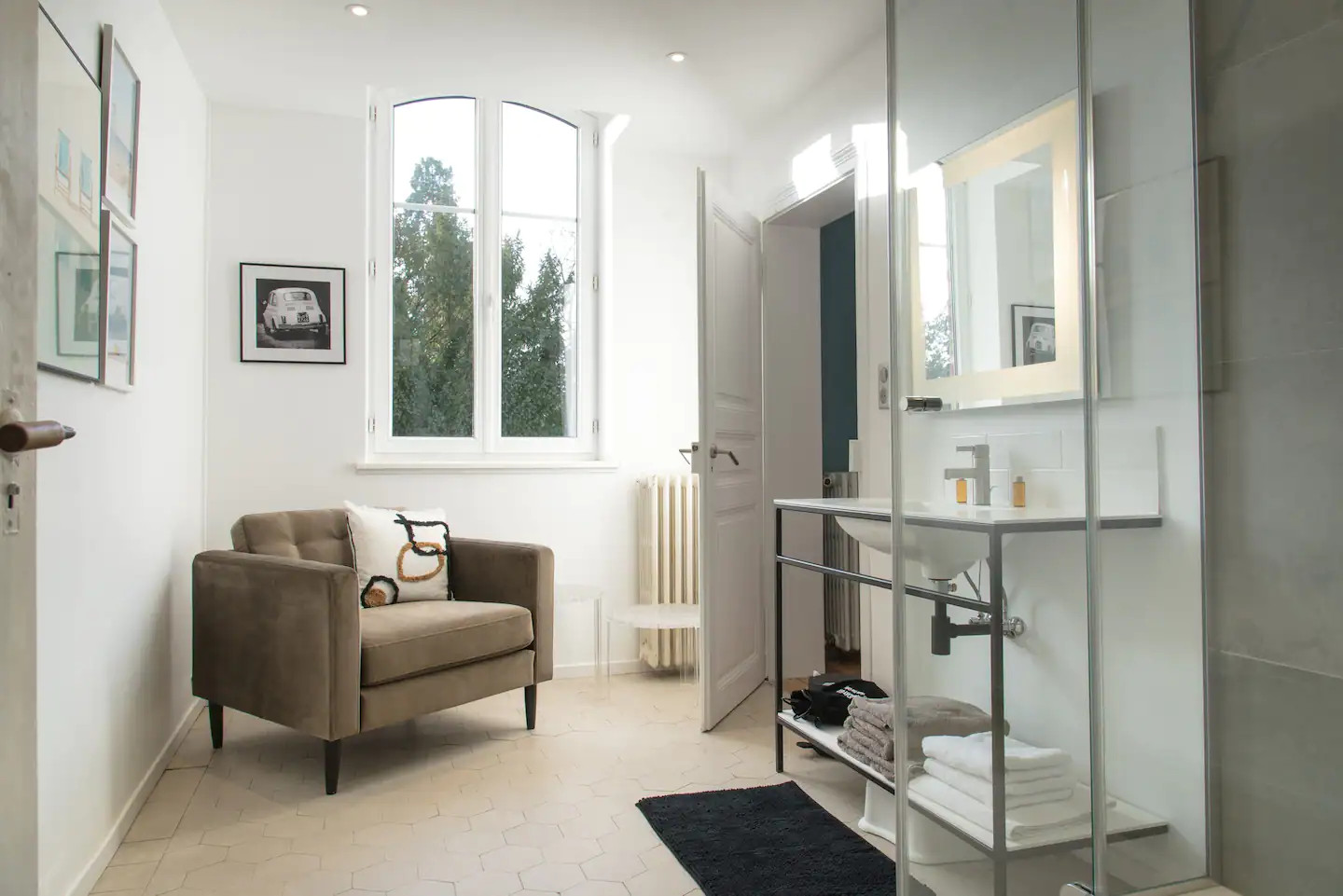 salle de bain avec fenêtre maison rénovée